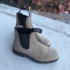 Blundstones unisex size 7